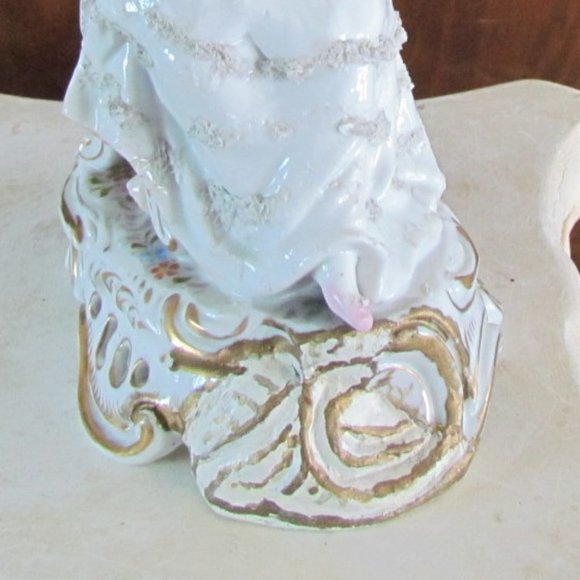PLAUE PORCELAIN FIGURINE, SEATED LADY, GEORGIAN STYLE GOWN & CHAIR, GERMANY - Picture 9 of 16